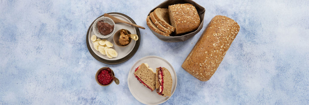 6203715 Formstekt ekstra grovt brød peanøttsmør sjokoladepålegg banan syltetøy br3 HIG