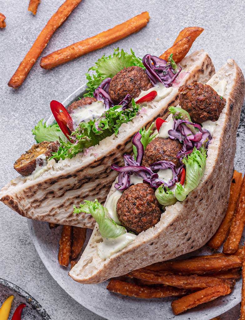 Vegan naanta with humus & falafel | Schulstad Bakery Solutions