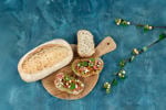 5655139 Landbrød fribakt guacomole og sprø kikerter hig