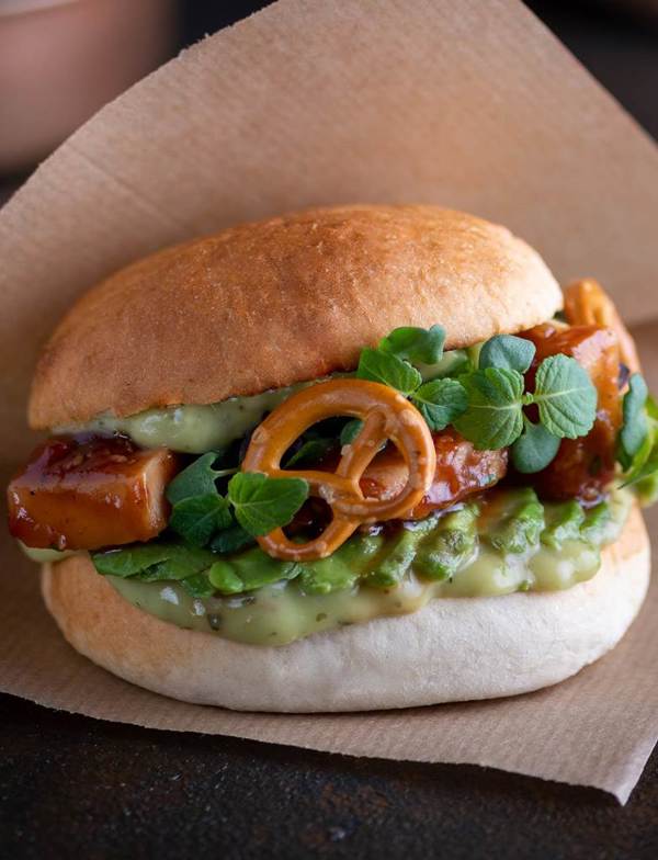 Vegan burger with BBQ jackfruit | Schulstad Bakery Solutions