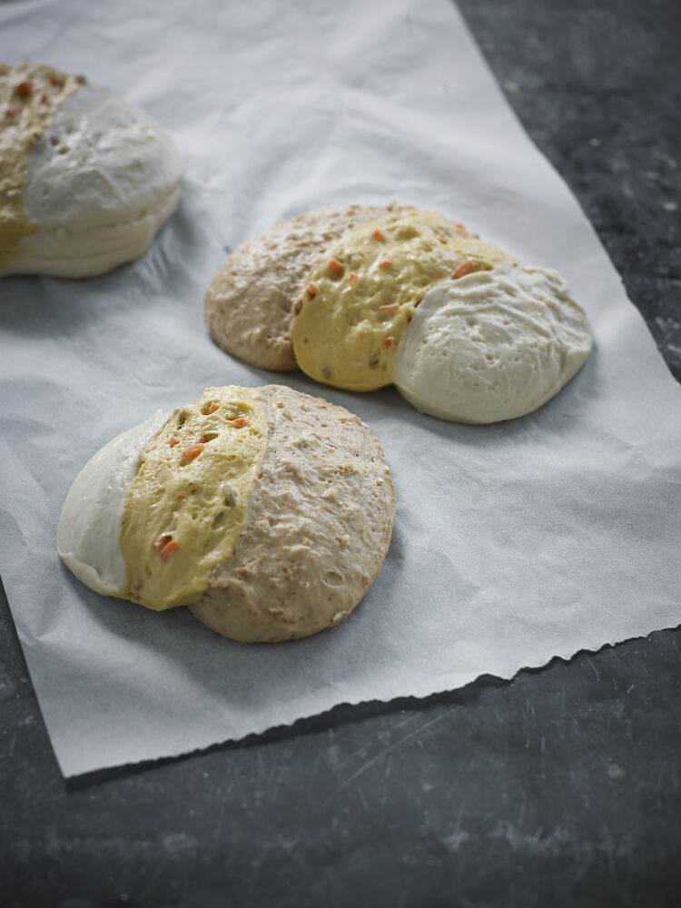 Blandet vredet brød skåret igennem stykker