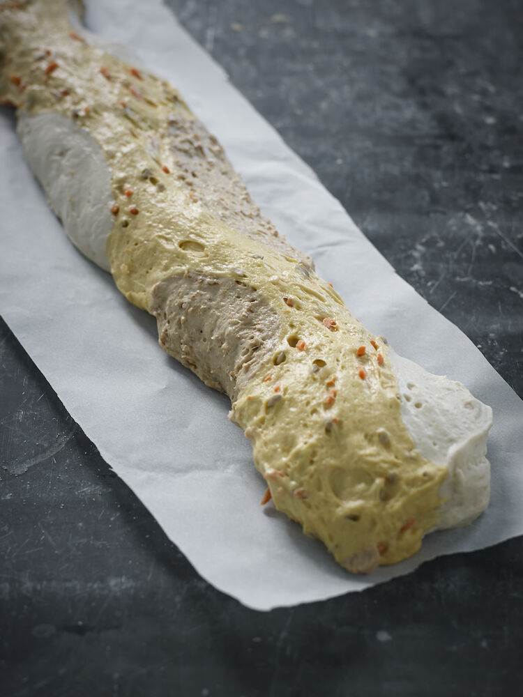 Blandet vredet brød skåret igennem