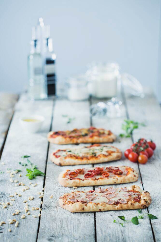 Pizza ritratto med ost og skinke
