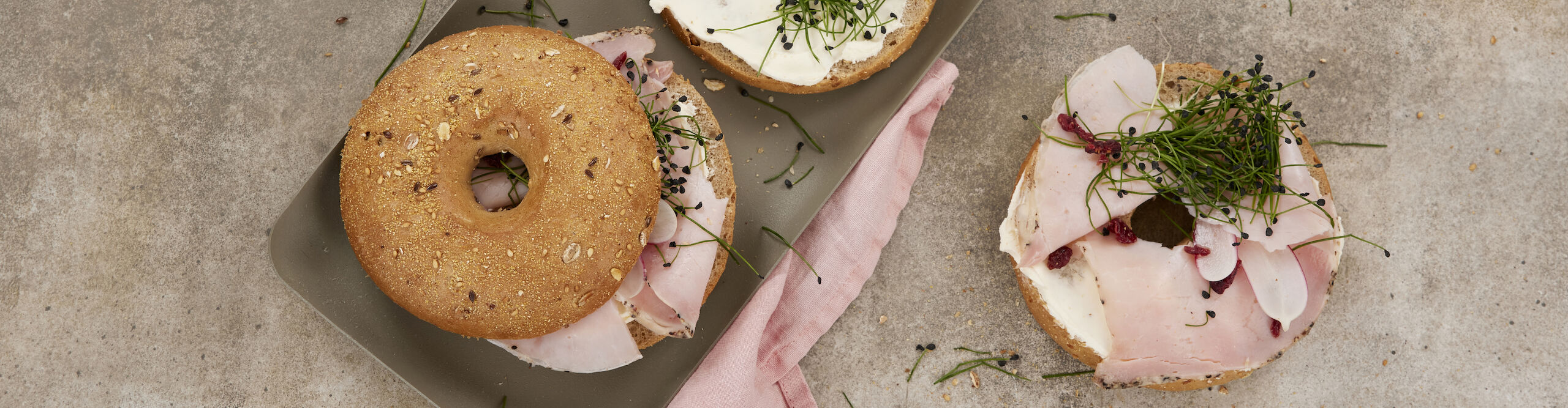 5916762 Bagel flerkorn med smøreost og skinke