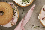 5916762 Bagel flerkorn med smøreost og skinke